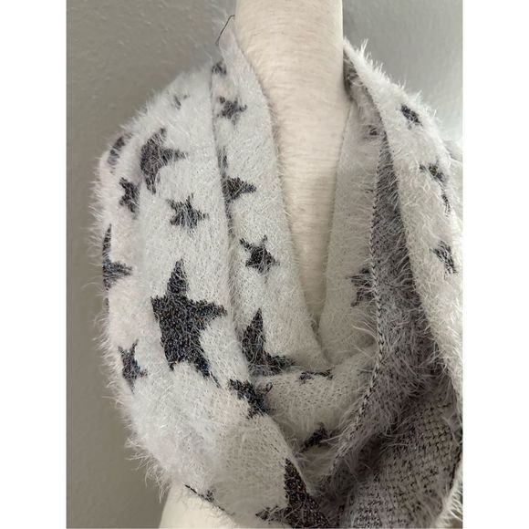 Claire's star scarf - Picture 1 of 4